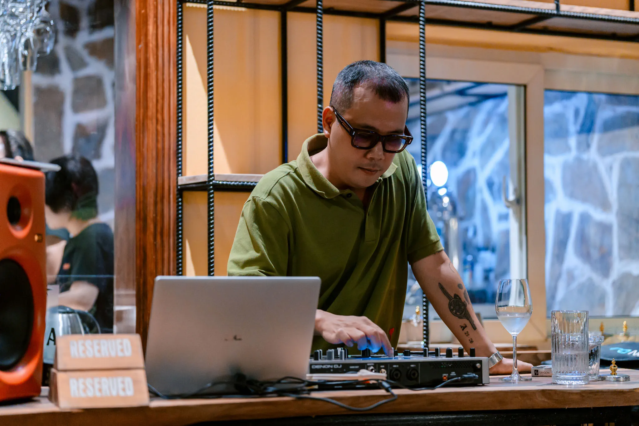 DJ KHUẤY ĐỘNG